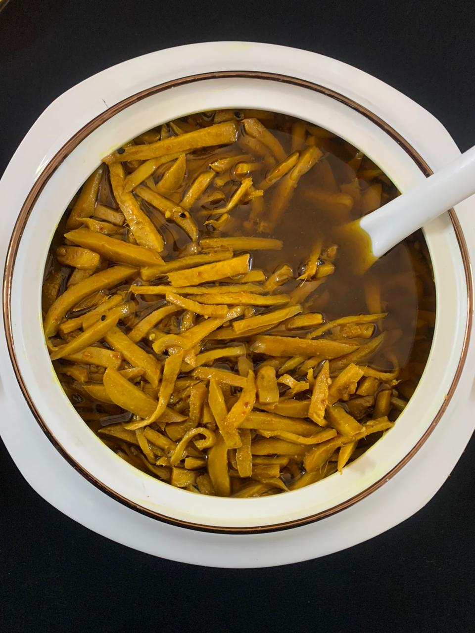 1500 Grams Homemade Achar In Mud Handi With Sarson Oil Bottle