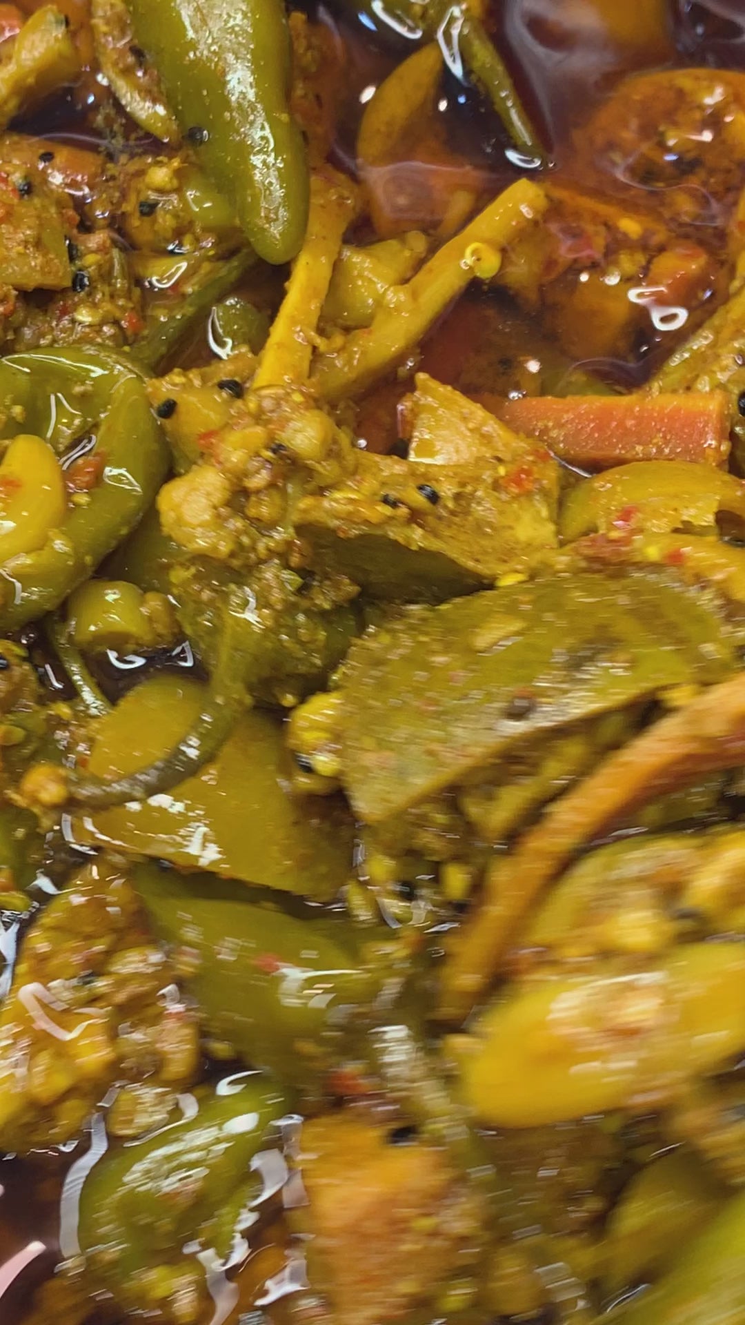 Mama's Signature Mud Handi Achar - 1.5 KG Achar + Complimentary Sarson Oil Bottle